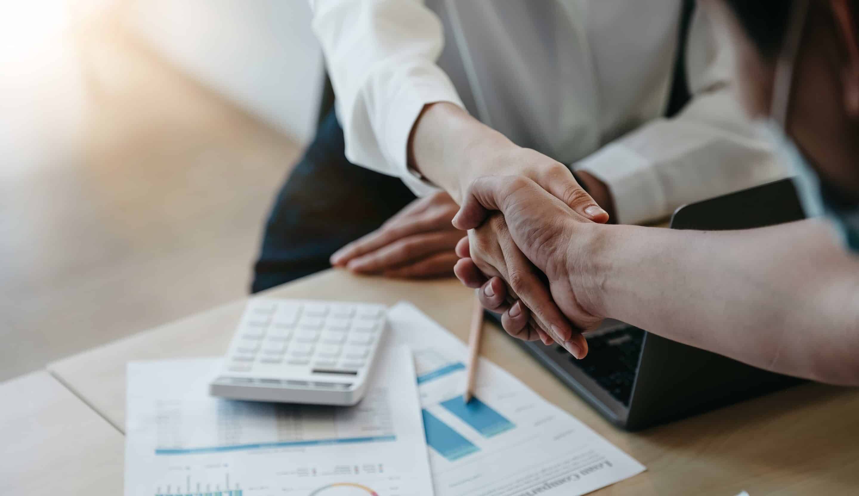 financial-accountants-and-marketers-shaking-hand-t-2026-01-07-05-36-52-utc